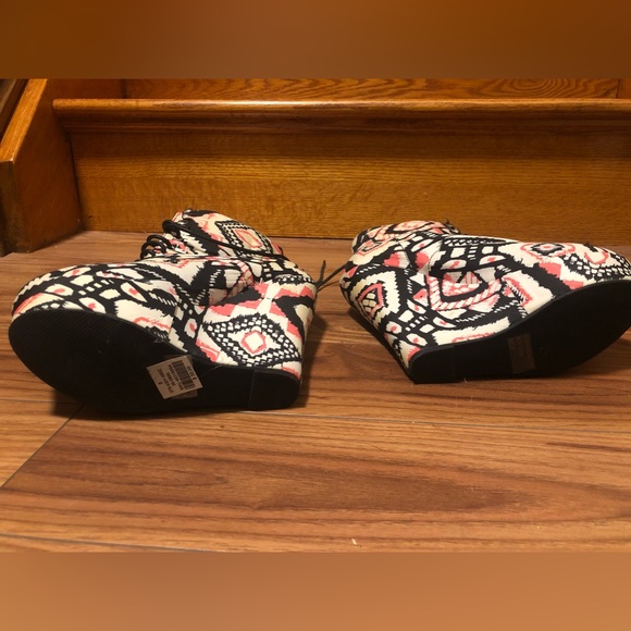 Abstract Lace-Up Platform Wedge Pink Black White Heels by Charlotte Russe 8 - Picture 4 of 5